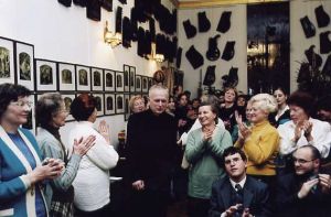 Janusz Olejniczak po recitalu w Klubie Muzyki i Literatury 7 III 2001r. (Fot. M. Szwed).